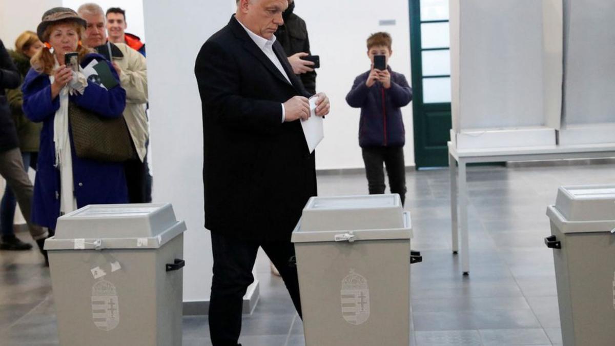 Orbán a punt de votar en les eleccions d’ahir. | REUTERS