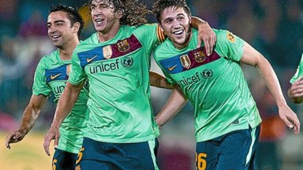 Felicitado 8Puyol abraza a Fontàs tras dar el pase del gol de Pedro.