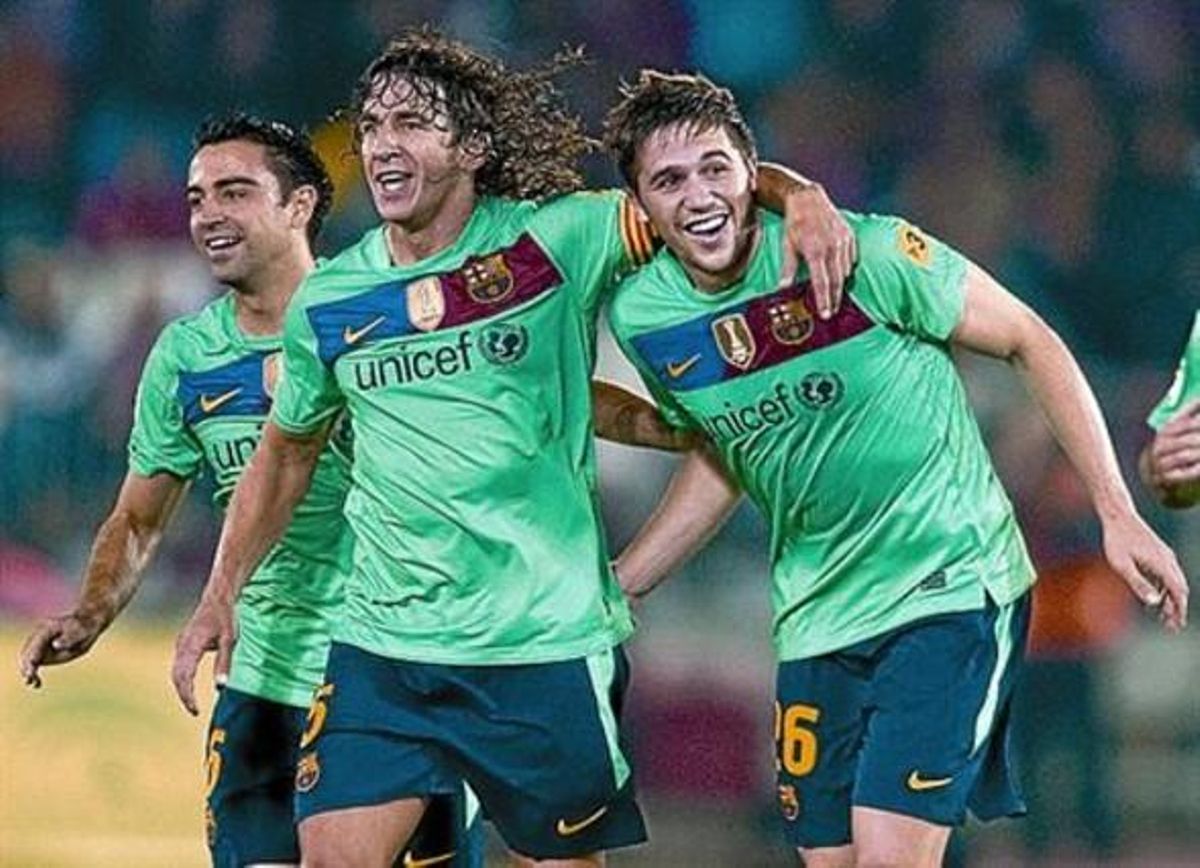 Felicitat 8 Puyol abraça Fontàs després de fer la passada del gol de Pedro. Felicitat 8 Puyol abraça Fontàs després de fer la passada del gol de Pedro.