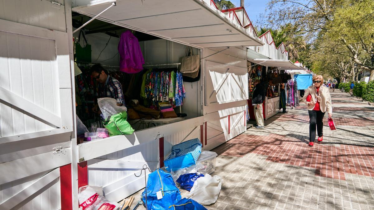 Las casetas del mercado de Semana Santa, en el paseo de Cánovas.