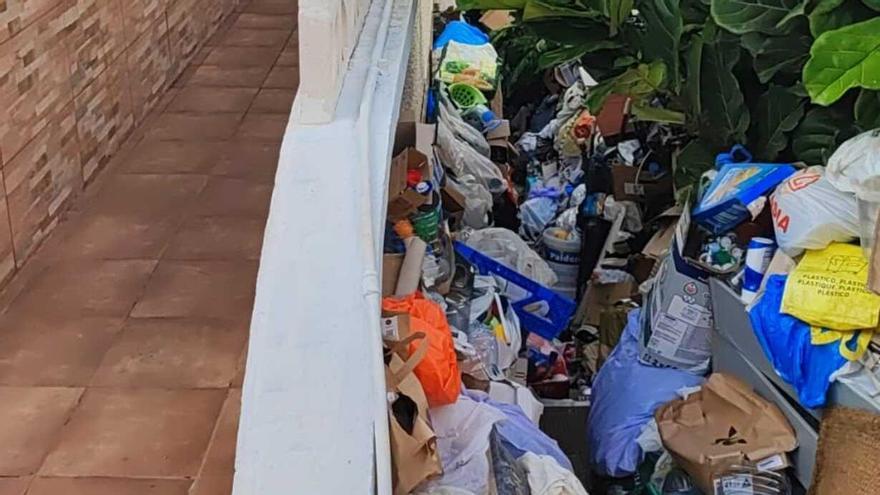 &quot;Vive sin luz ni agua y se baña en los aseos de un supermercado&quot;: la acumulación de basura en una vivienda causa una insalubre situación en Tacoronte