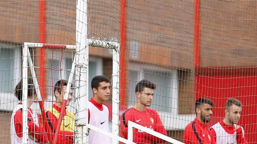 Varios jugadores del Sporting B observaron ayer el entrenamiento del primer equipo.