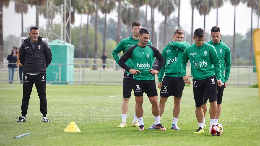 Iván Ania observa a sus jugadores durante un entrenamiento del Córdoba CF.