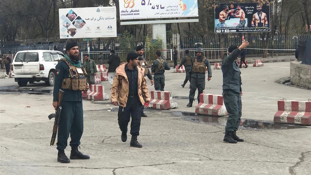 Policías afganos vigilan la zona después de la explosión en Kabul