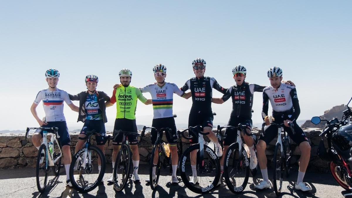 Tadej Pogaçar, en el centro de la imagen, en la Subida al Pico de las Nieves.
