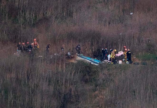 Restos del helicóptero accidentado donde falleció el exbaloncetista Kobe Bryant, su hija de 13 años y 7 personas más, incluyendo el piloto, en cerros de Calabasas, California (Estados Unidos).