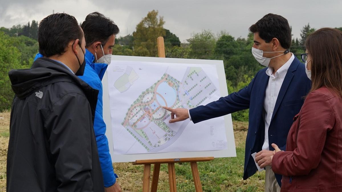 El alcalde de Coín, Francisco Santos, explica el proyecto definitivo del gran Parque Lineal.