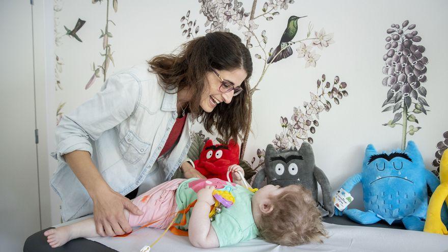 Aina Coloma, con su hija Lara, paciente de la Unidad de Cuidados Paliativos de Vall d&#039;Hebron.