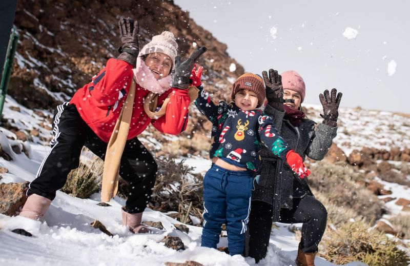 Los tinerfeños disfrutan de la nieve en el Teide