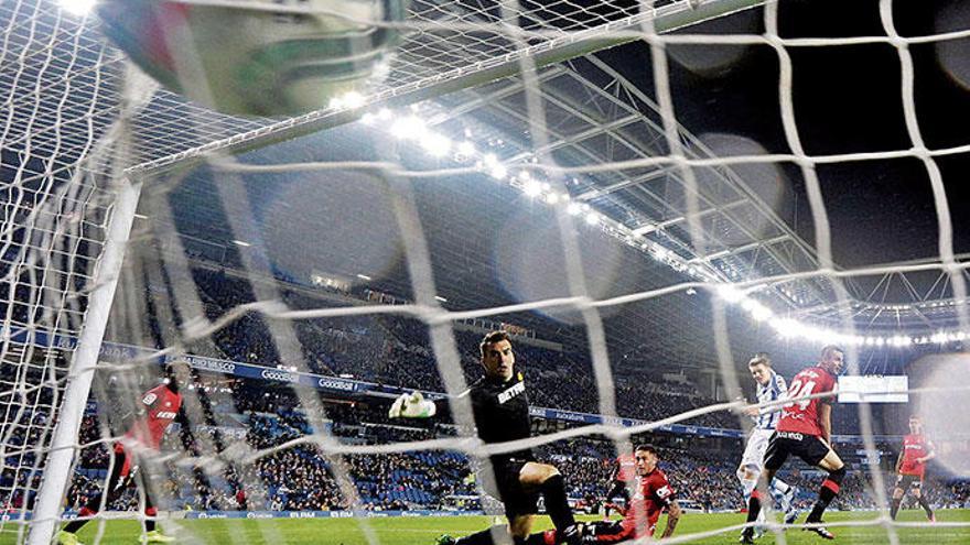 Torwart Manolo Reina und die RCD-Verteidiger haben beim 1:0 durch Alexander Isak von der Real Sociedad das Nachsehen.