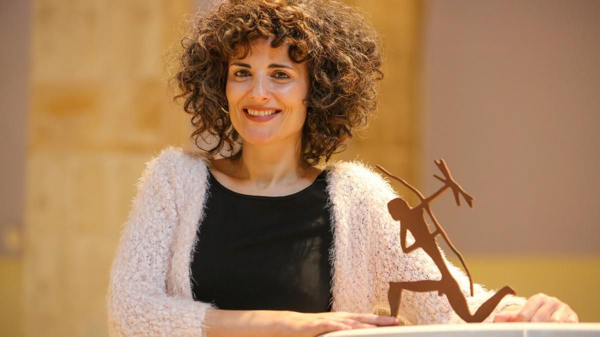 Rosario Villajos, con su premio en Barcelona.