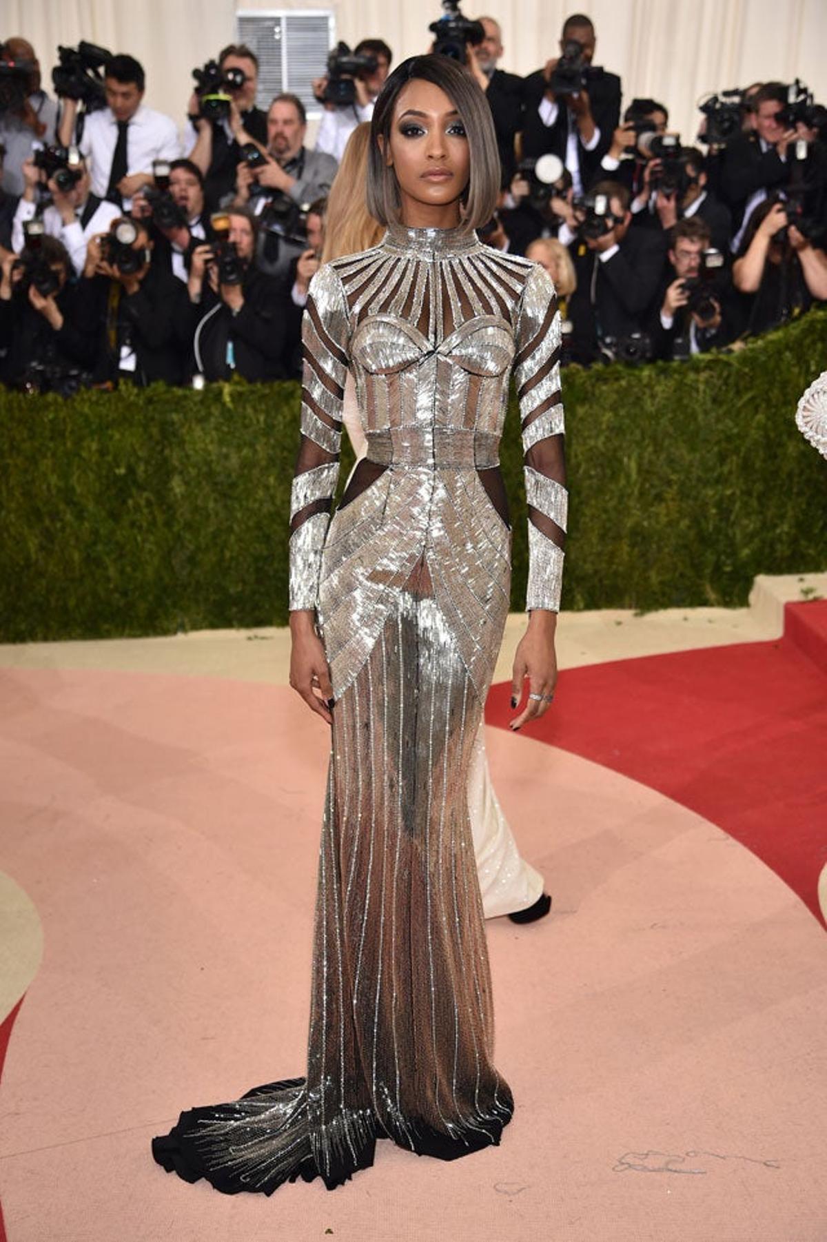 Jourdan Dunn, de Balmain, en la alfombra roja de la gala Met 2016.