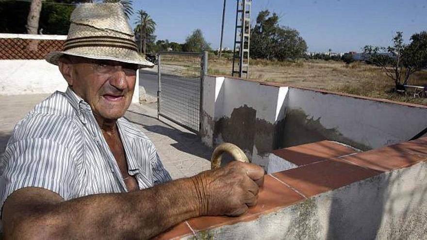 Un vecino de Fabraquer, ayer en su casa.