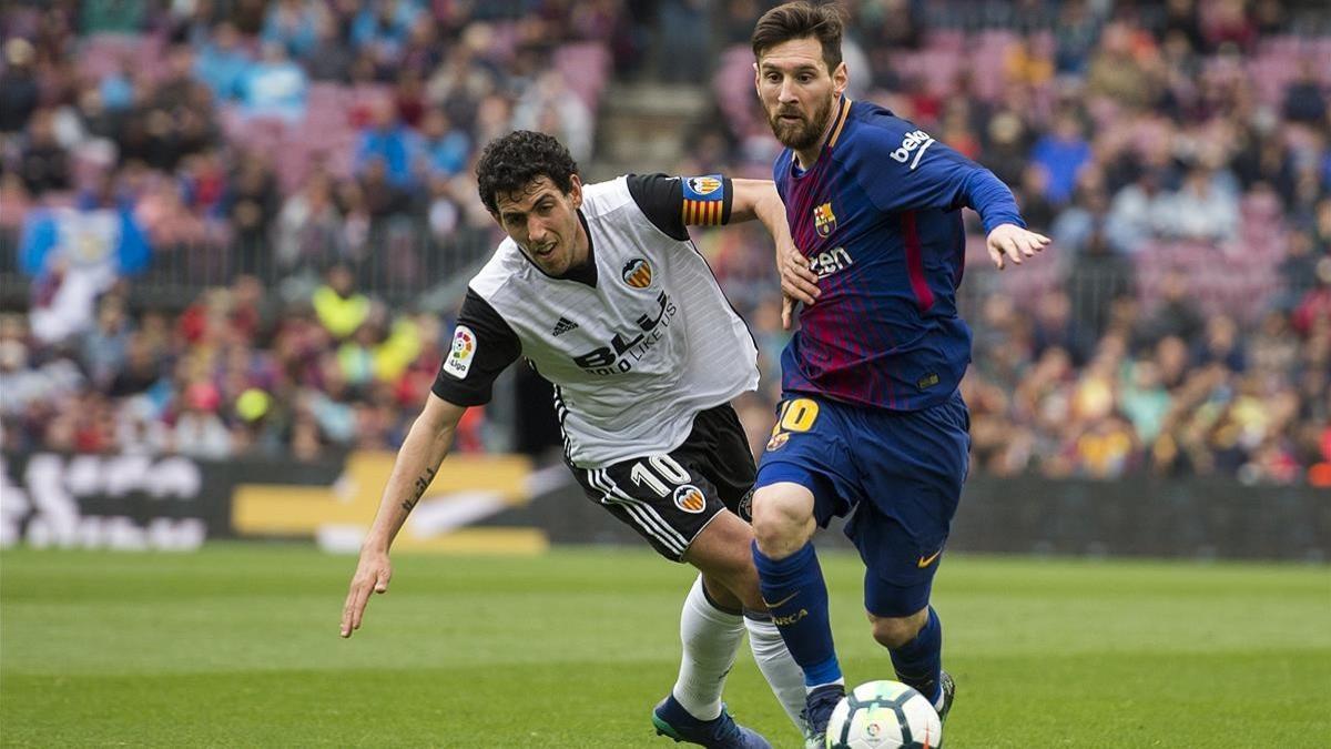 Messi y Parejo, en el Barça-Valencia de este sábado.