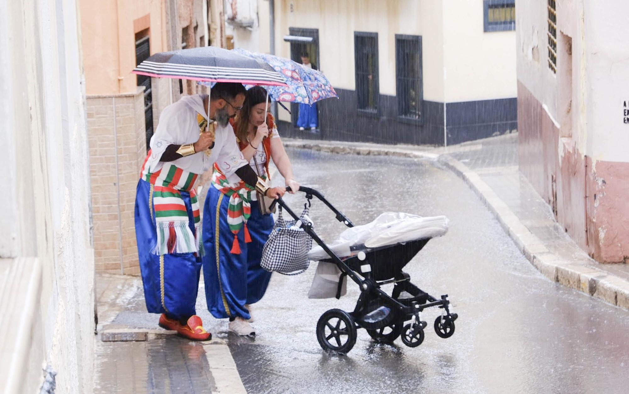La tormenta en Petrer obliga a cobijarse a los festeros en plenas fiestas de Moros y Cristianos