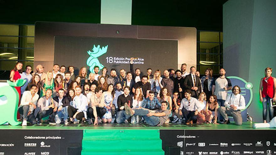 Foto de familia de todos los premiados de la decimoctava edición de los Premios Alce 2019 en el escenario de Distrito Digital.