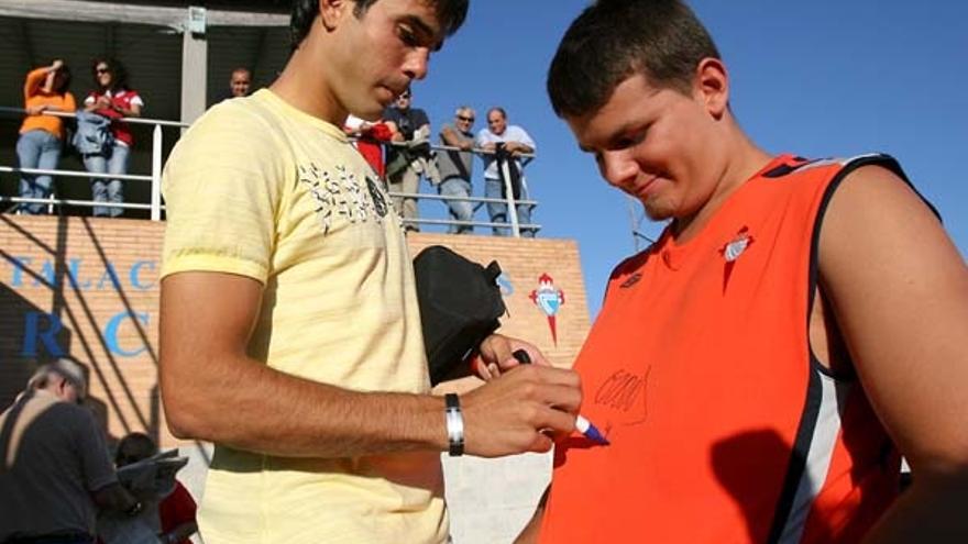 Borja Oubiña firma una camiseta a un aficionado en las instalaciones deportivas de A Madroa.
