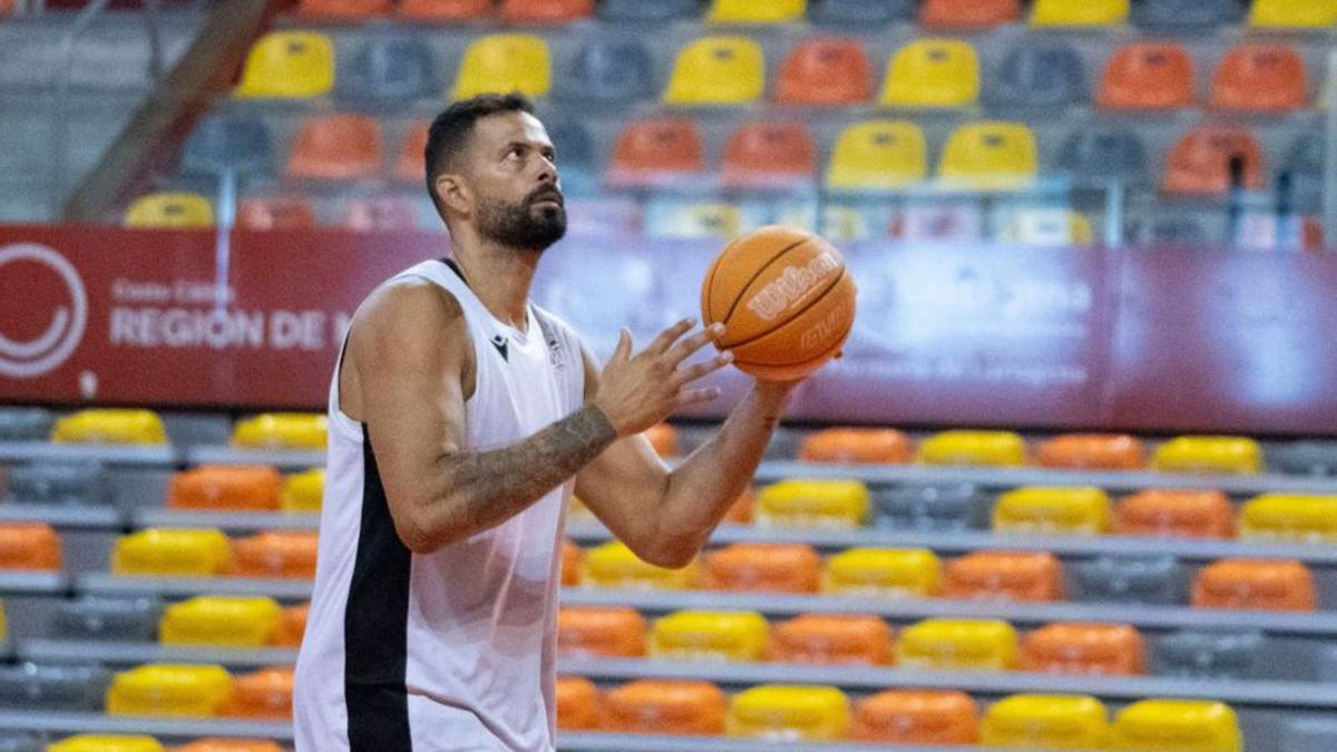 Faverani entrena el tiro a canasta. | PRENSA CARTAGENA CB