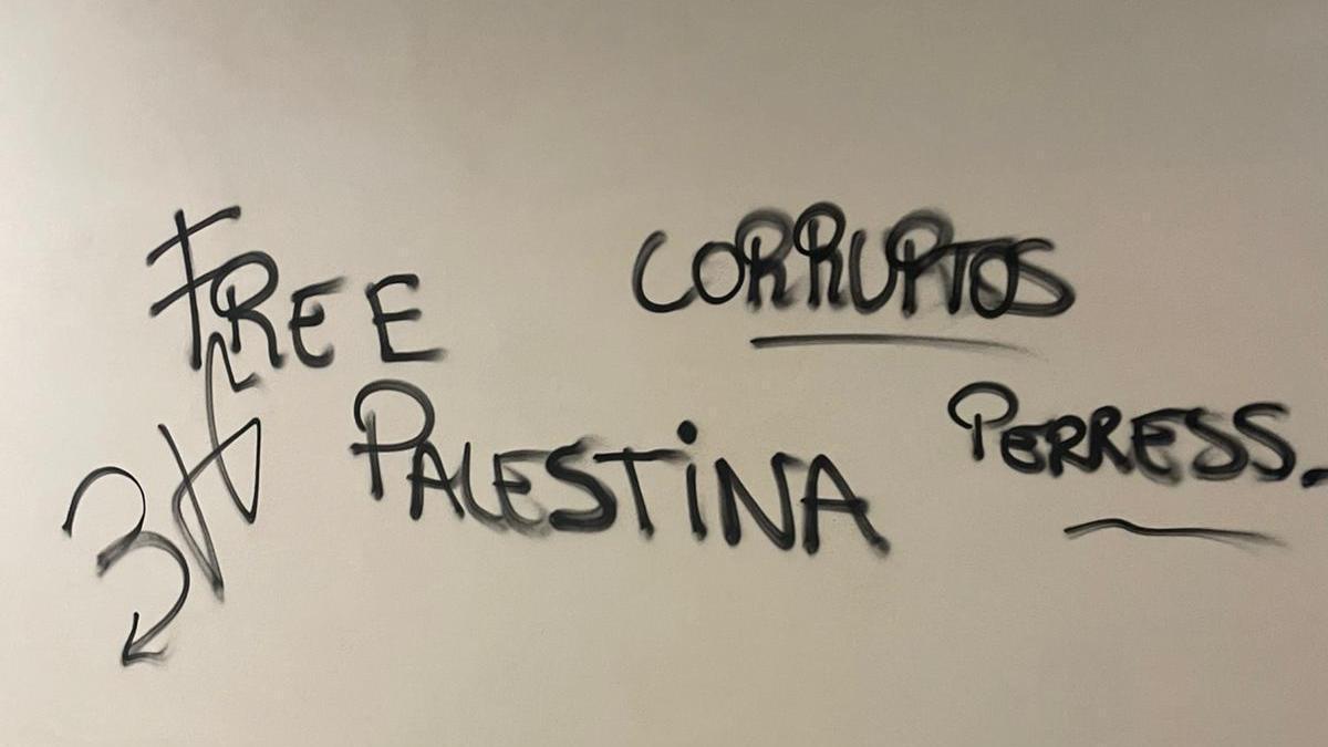Vandalizan la urbanización de vivienda pública "Les Naus" con pintadas de "corruptos"
