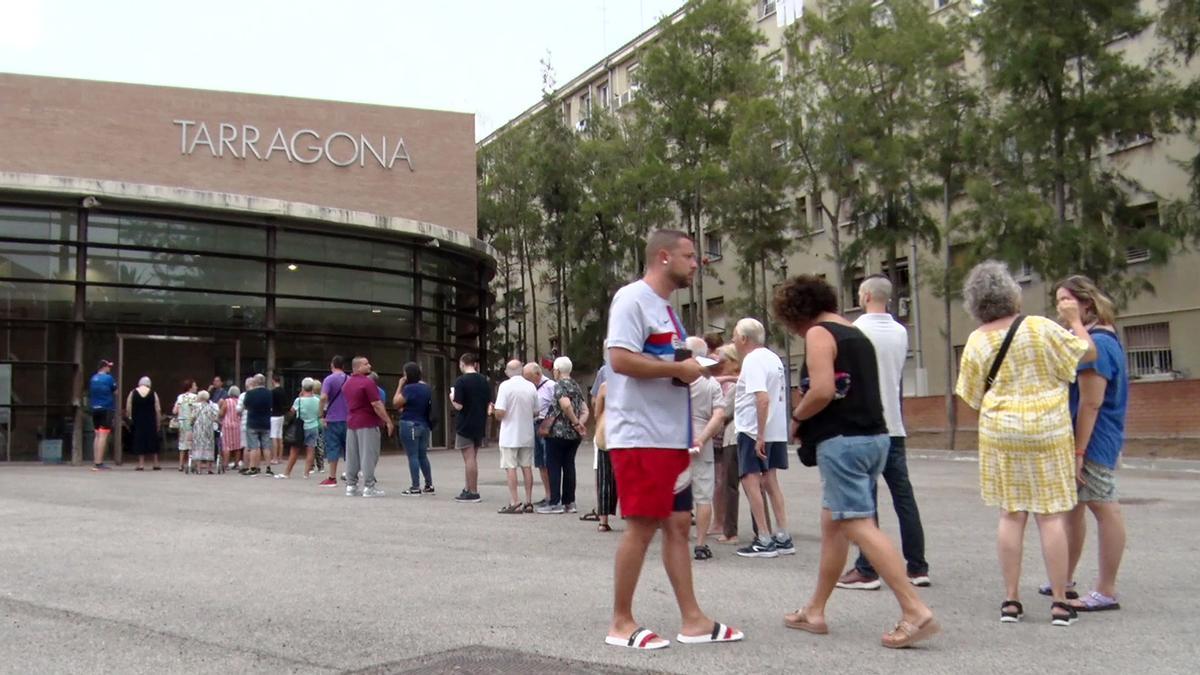 Colas a primera hora de la mañana para votar en Tarragona