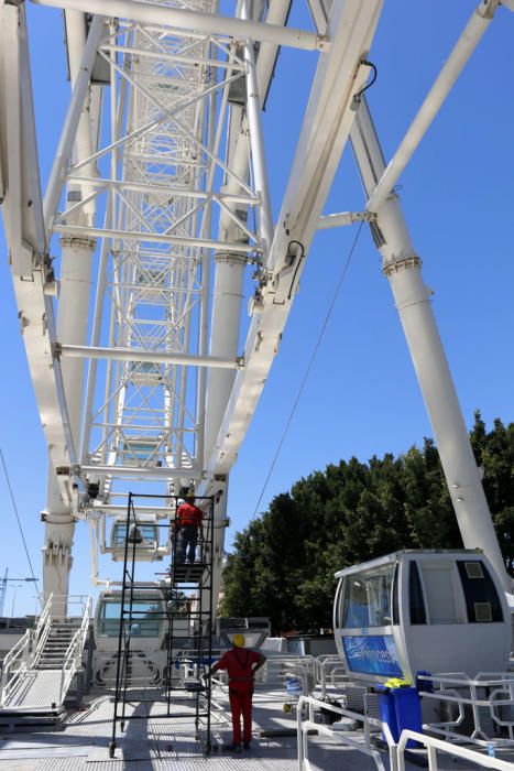 Uno de los 'iconos' modernos del Centro de Málaga, la noria del puerto, ha comenzado a ser desmontado, concretamente por sus cabinas