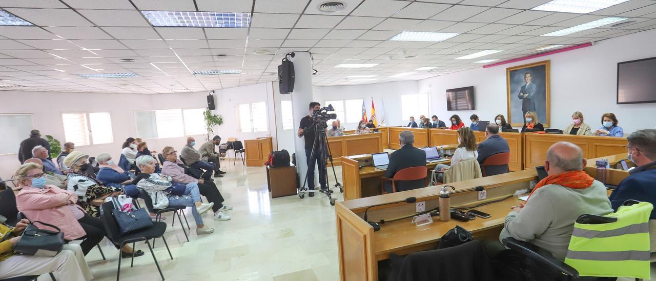Pleno del Ayuntamiento de Torrevieja en el mes de abril