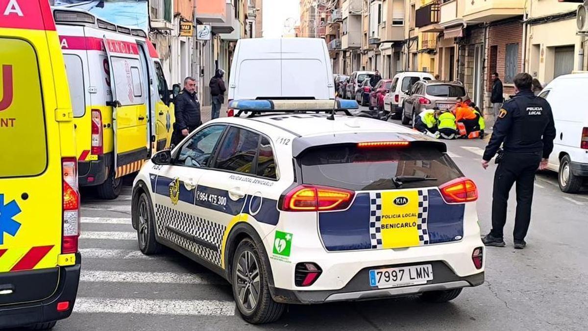 El momento en el que los sanitarios atienden, al fondo, a las afectadas en Benicarló este viernes.