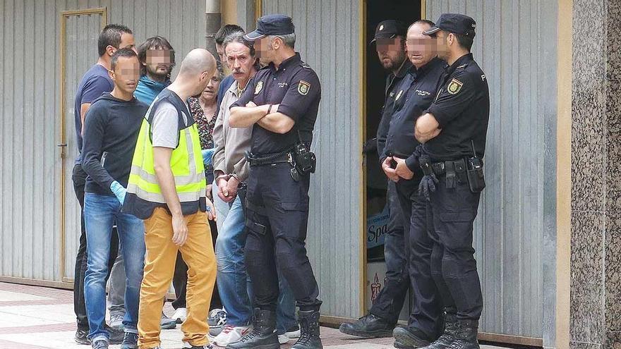 El sospechoso del triple crimen de Burgos, Ángel Ruiz, durante un registro de sus propiedades con la Policía Nacional