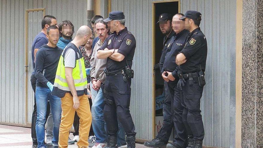 El sospechoso del triple crimen de Burgos, Ángel Ruiz, durante un registro de sus propiedades con la Policía Nacional