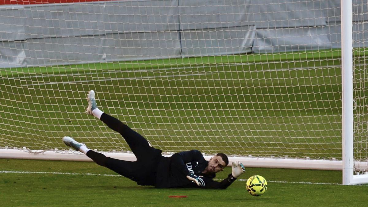 Rubén Yáñez, durante el entrenamiento de ayer en El Molinón.