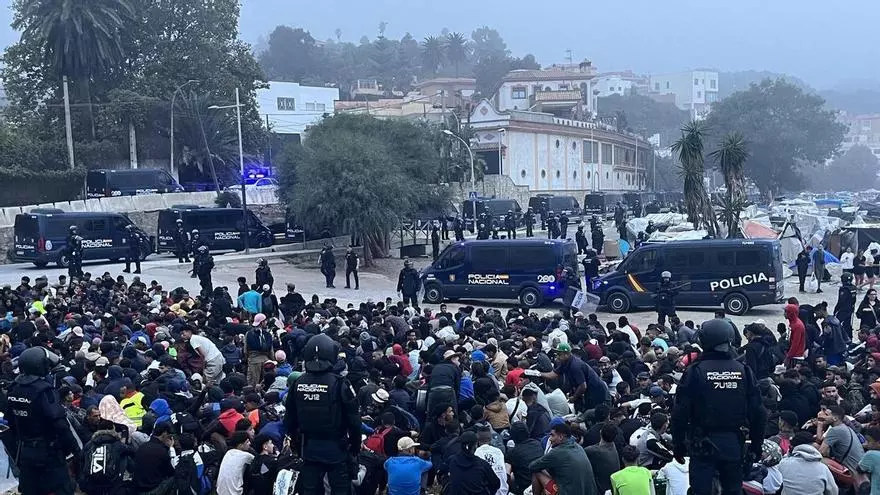 Desalojan el asentamiento de migrantes de la playa del Trampolín en Ceuta