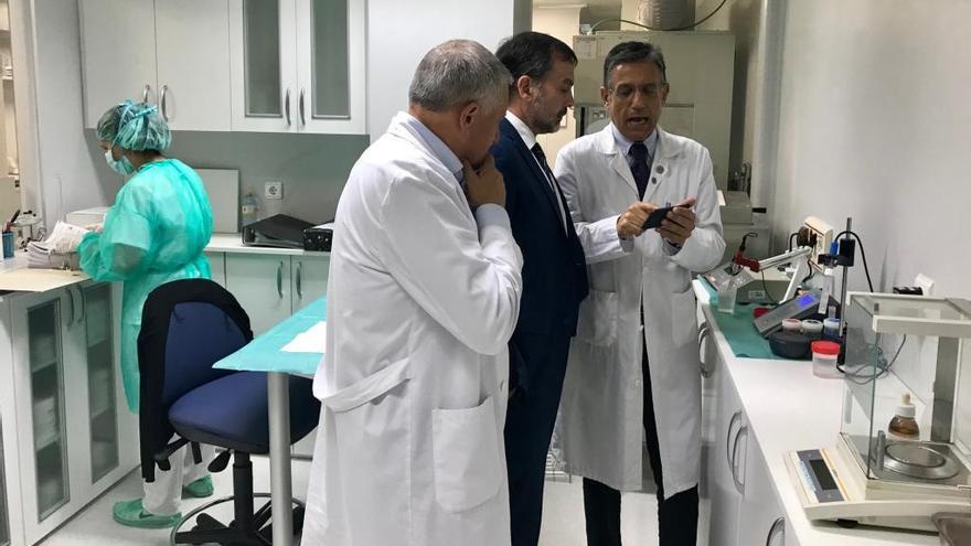 El jefe de Farmacia, Carlos Crespo, muestra el funcionamiento de la aplicación.