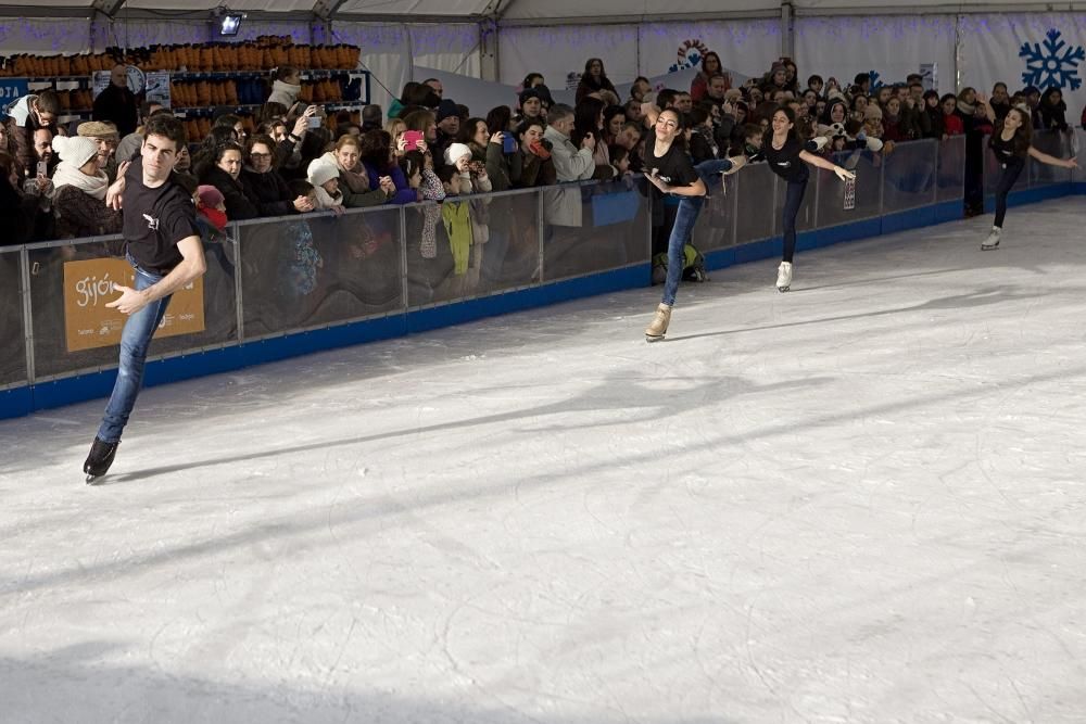 Exhibición de patinaje sobre hielo en la pista de Gijón