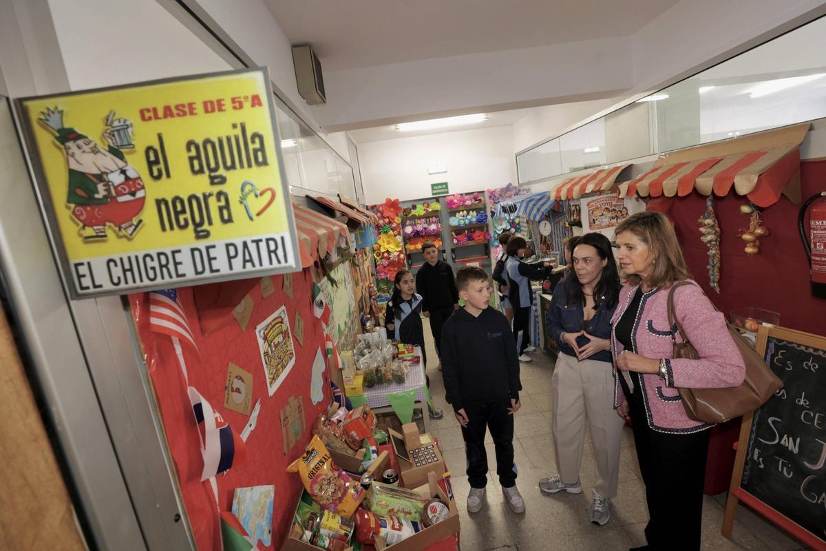 La concejala de Deportes junto a Patricia Martínez y varios alumnos en el mercado instalado en el colegio.