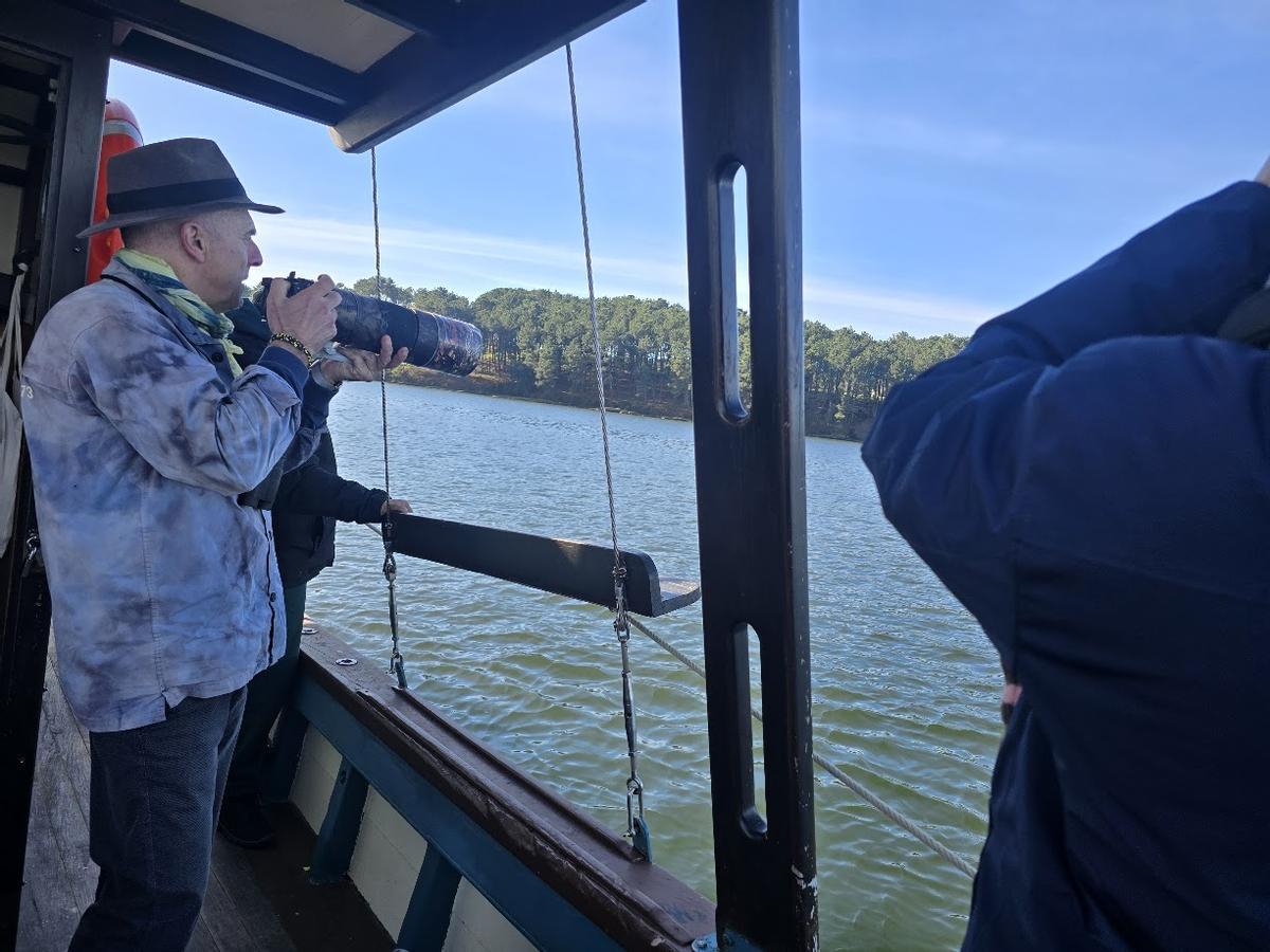 El conservacionista y fotógrafo de naturaleza Juan Diéguez, observando aves desde el barco "Chasula".