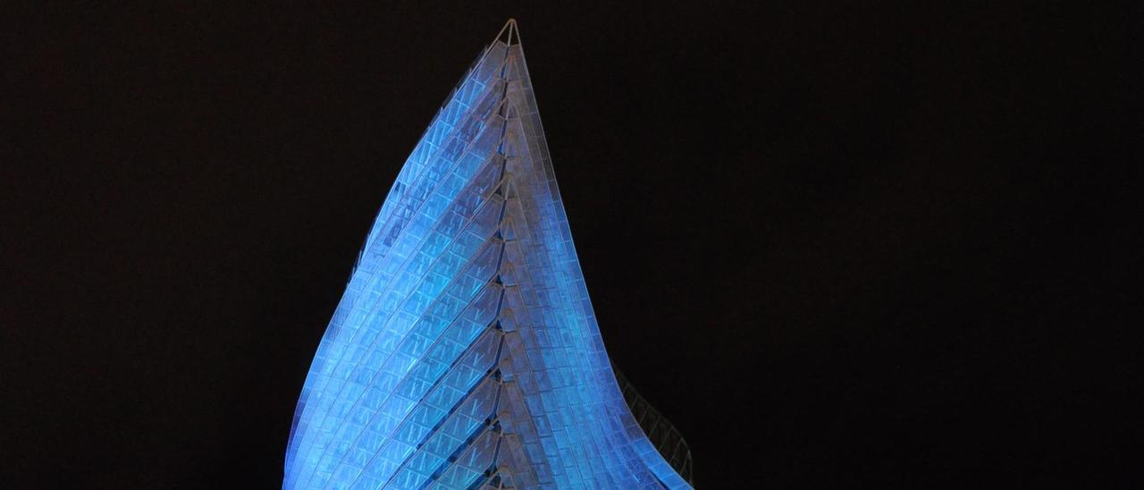La Torre del Agua de Zaragoza, uno de los escasos días que se ha iluminado en 15 años.