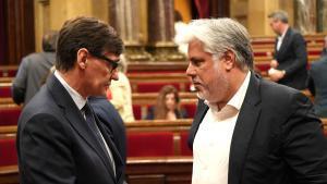 El president de la Generalitat, Salvador Illa, conversa amb el diputat de Junts Albert Batet després de suspendres el ple