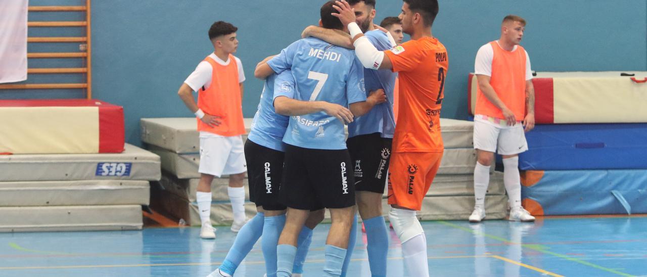 Los jugadores de la UD Ibiza-Gasifred celebran uno de sus doce goles al Santa Coloma B.