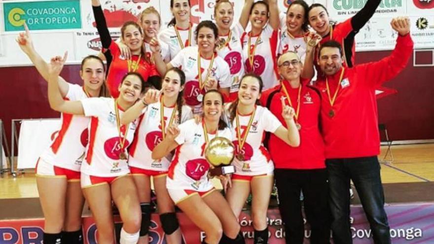 Jugadoras y técnicos del JS Hotels Ciutat Cide posan con las medallas y sus trofeos.