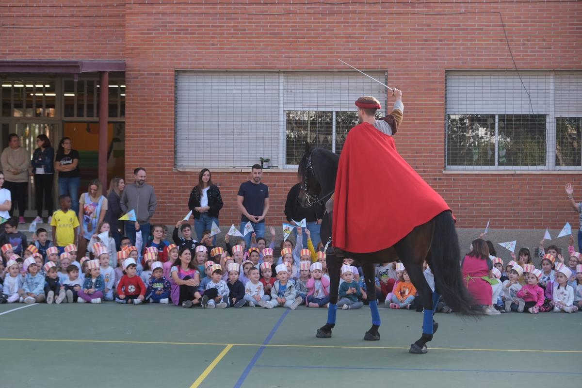 Francesc Cantó comienza su calendario de visitas a los centros escolares y de mayores de Elche que se prolongará todo noviembre