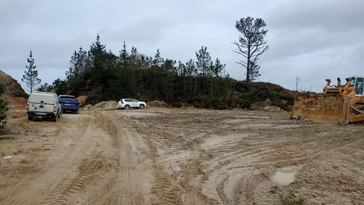 El colapso de una balsa de la antigua mina de Monte Neme provoca un grave arrastre de lodos en Malpica