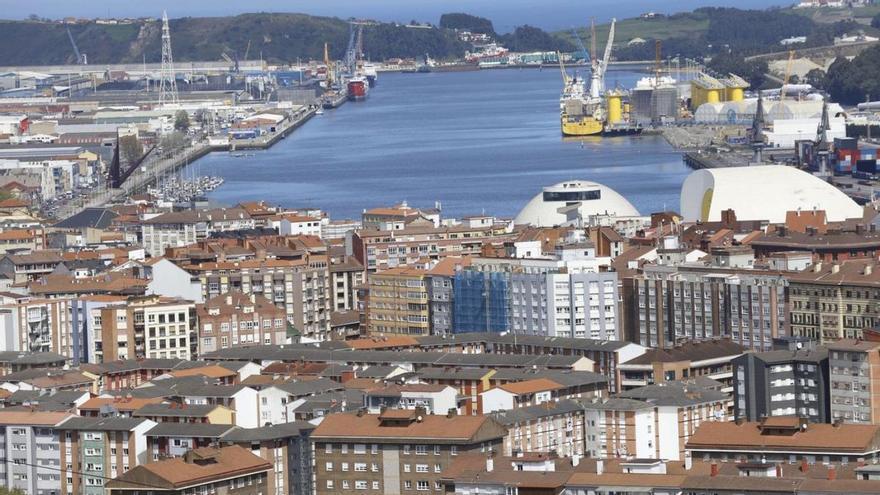 Imagen del Puerto de Avliés y su ría desde la ermita de La Luz. | MIKI LÓPEZ
