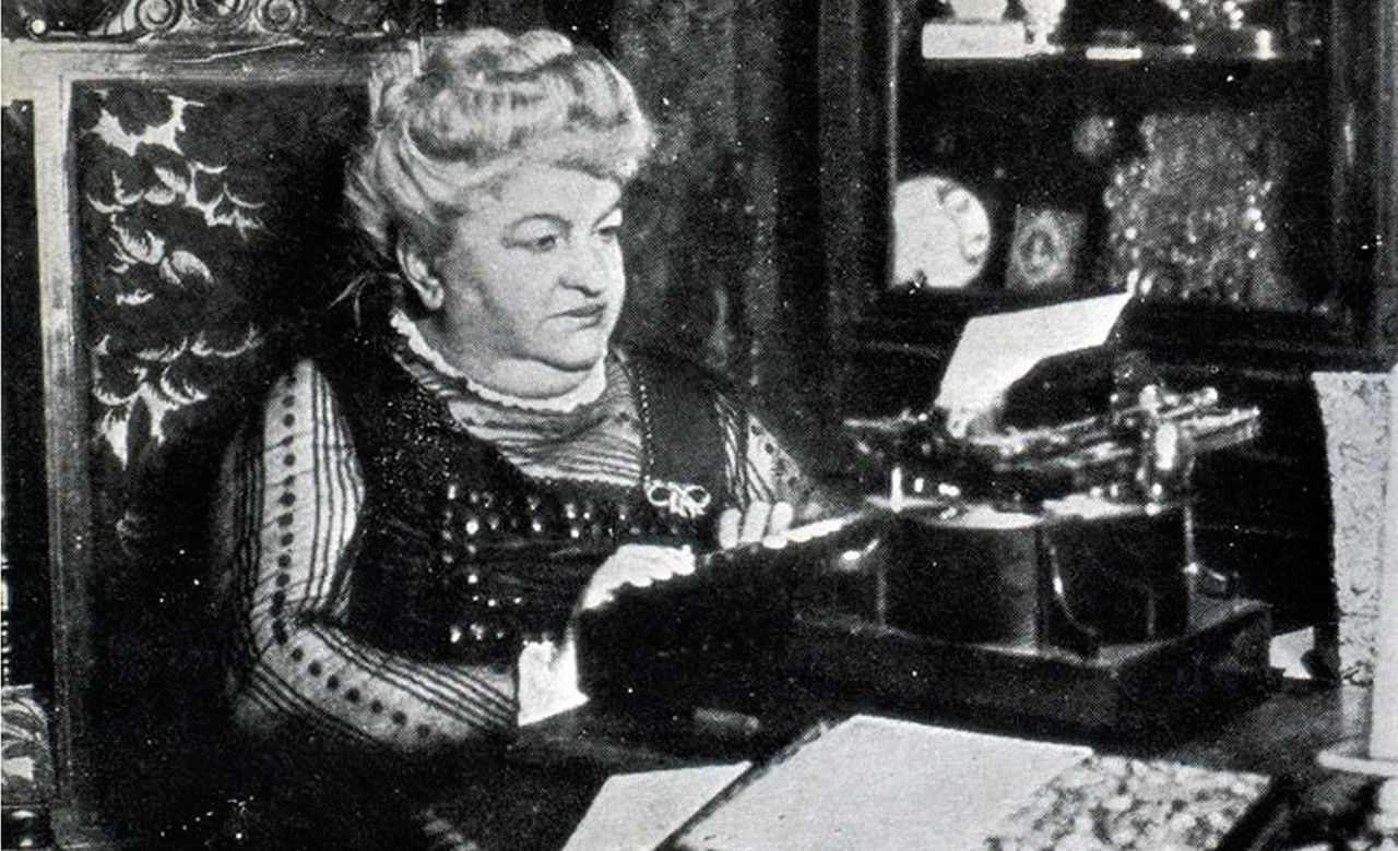Emilia Pardo Bazán, condesa de Pardo Bazán, escribiendo a máquina en su despacho de la torre del pazo de Meirás.