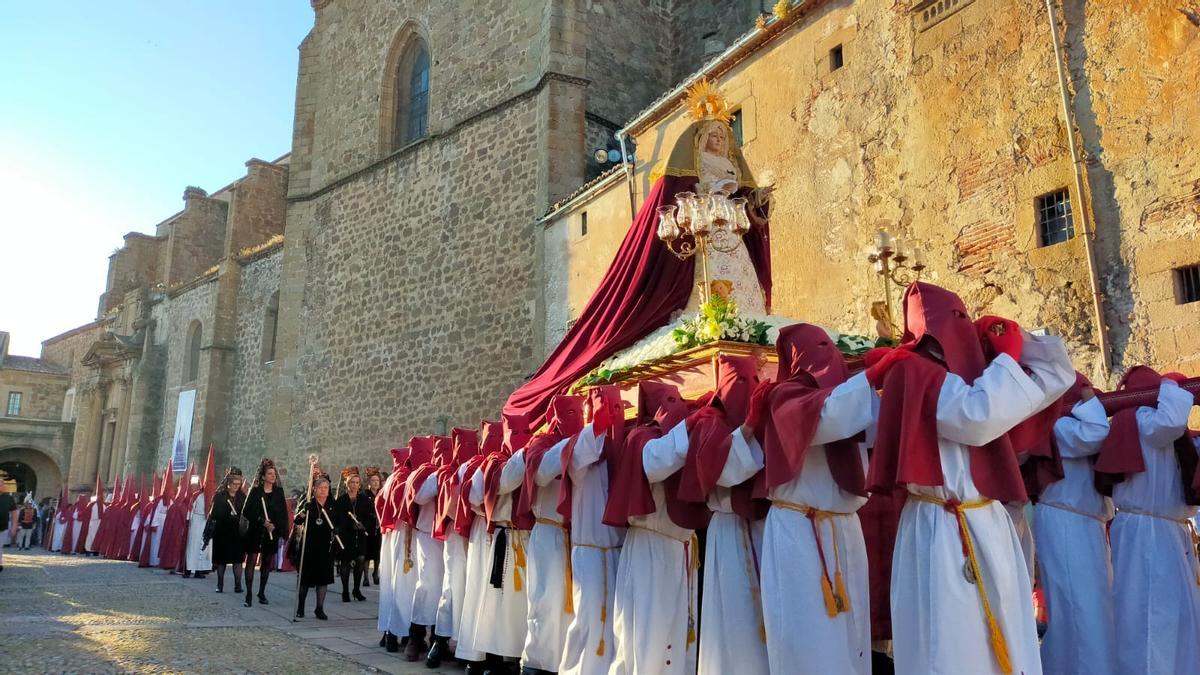 Nuestra Señora del Amor, en una de las procesiones del Jueves Santo en Plasencia.