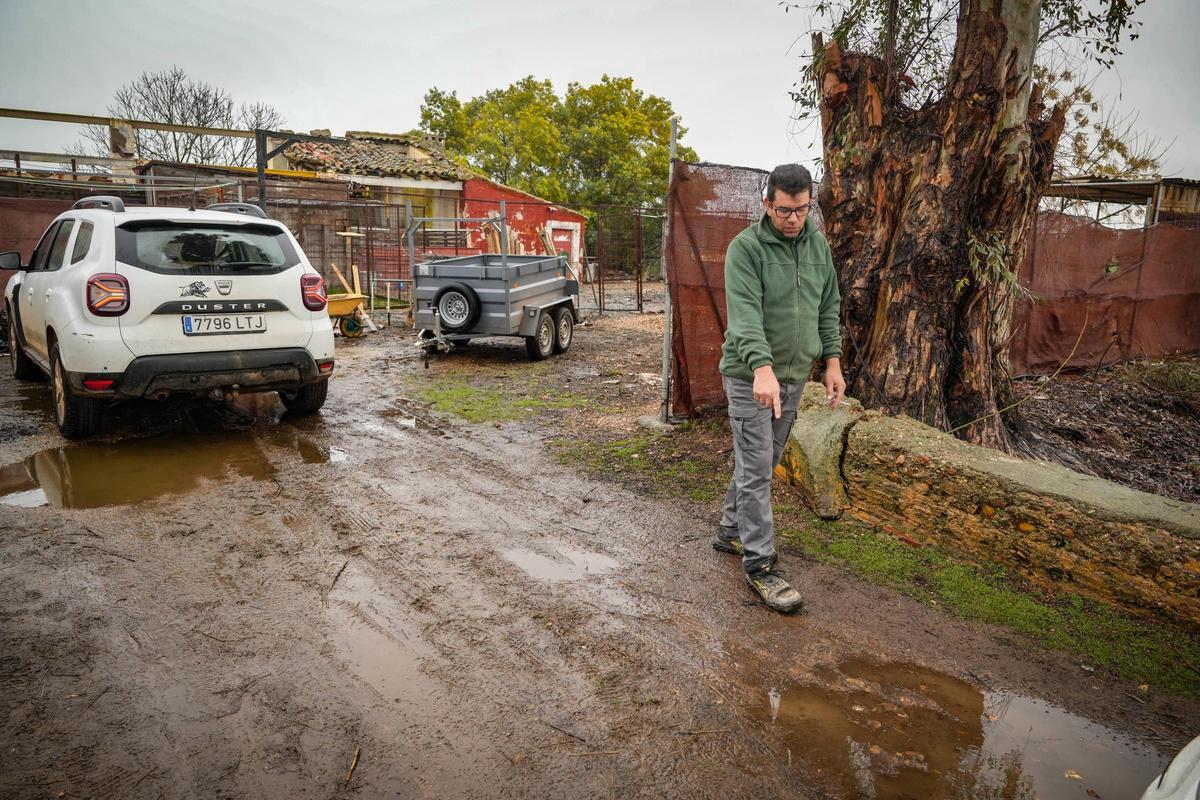 Francisco Javier señala hasta donde ha llegado el agua en su vivienda.