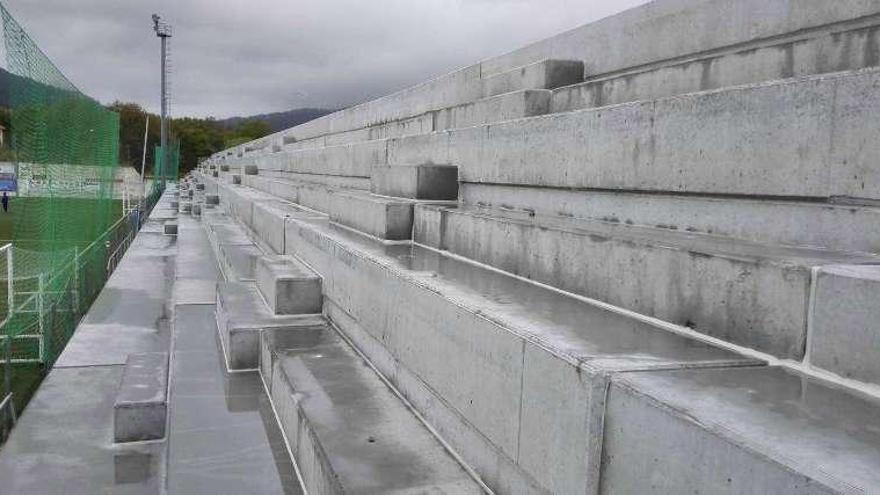 Bolsas de agua en las gradas del campo de fútbol. // Gonzalo Núñez