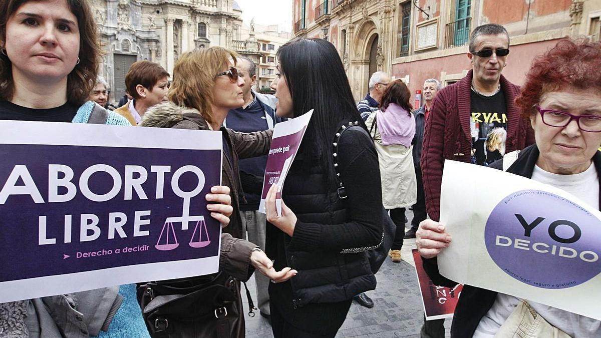 Concentración en Murcia en favor del aborto libre.