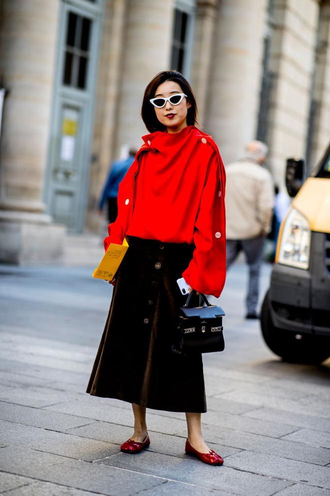 Look con bailarinas y falda midi en el 'street style' de París