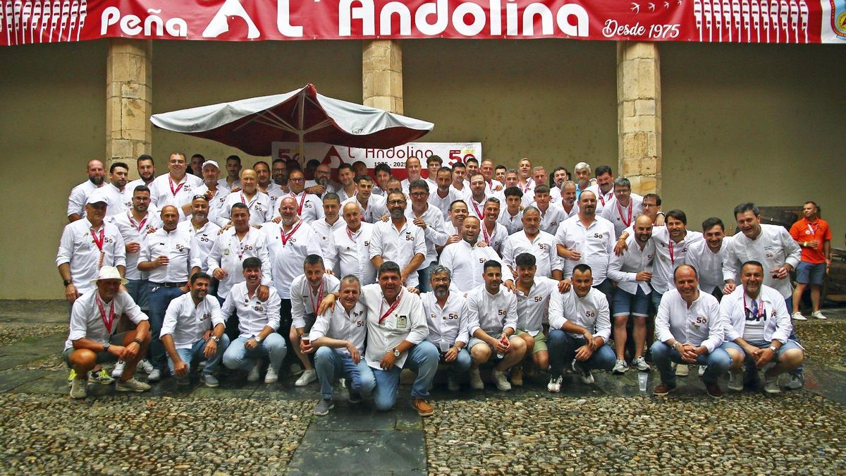Los integrantes de la peña, en una foto de grupo de este verano.