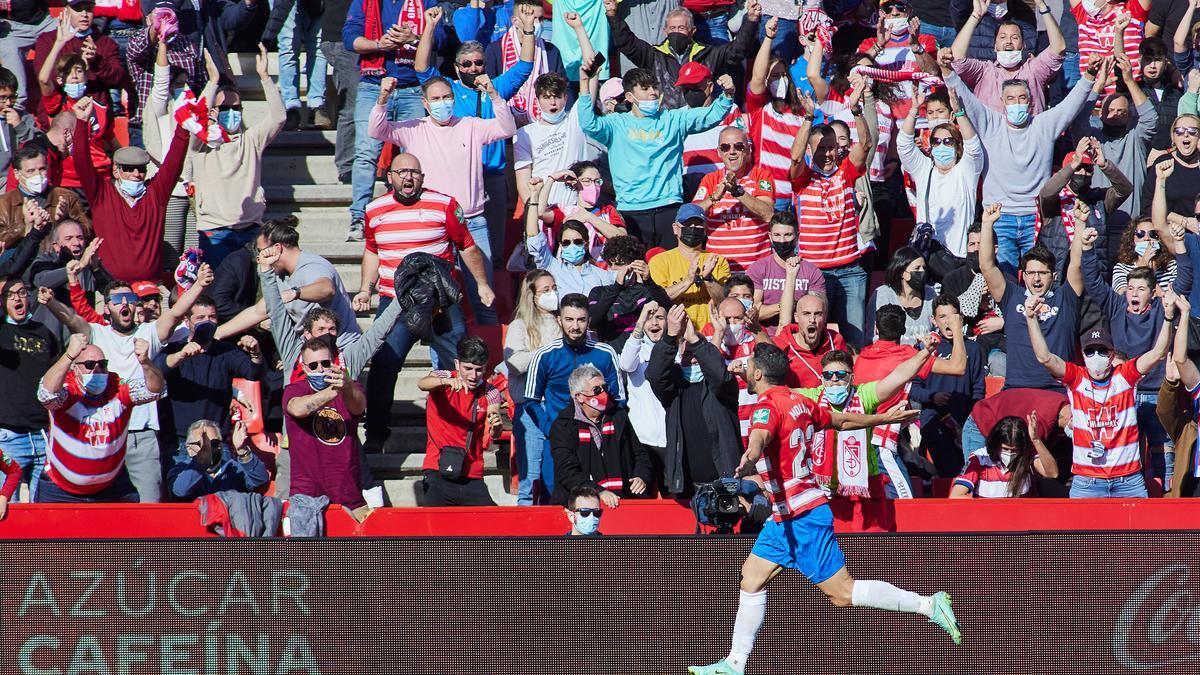El delantero del Granada Jorge Molina su tercer gol contra el Mallorca, este domingo.